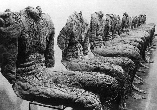 magdalena abakanowicz 12 seated figures