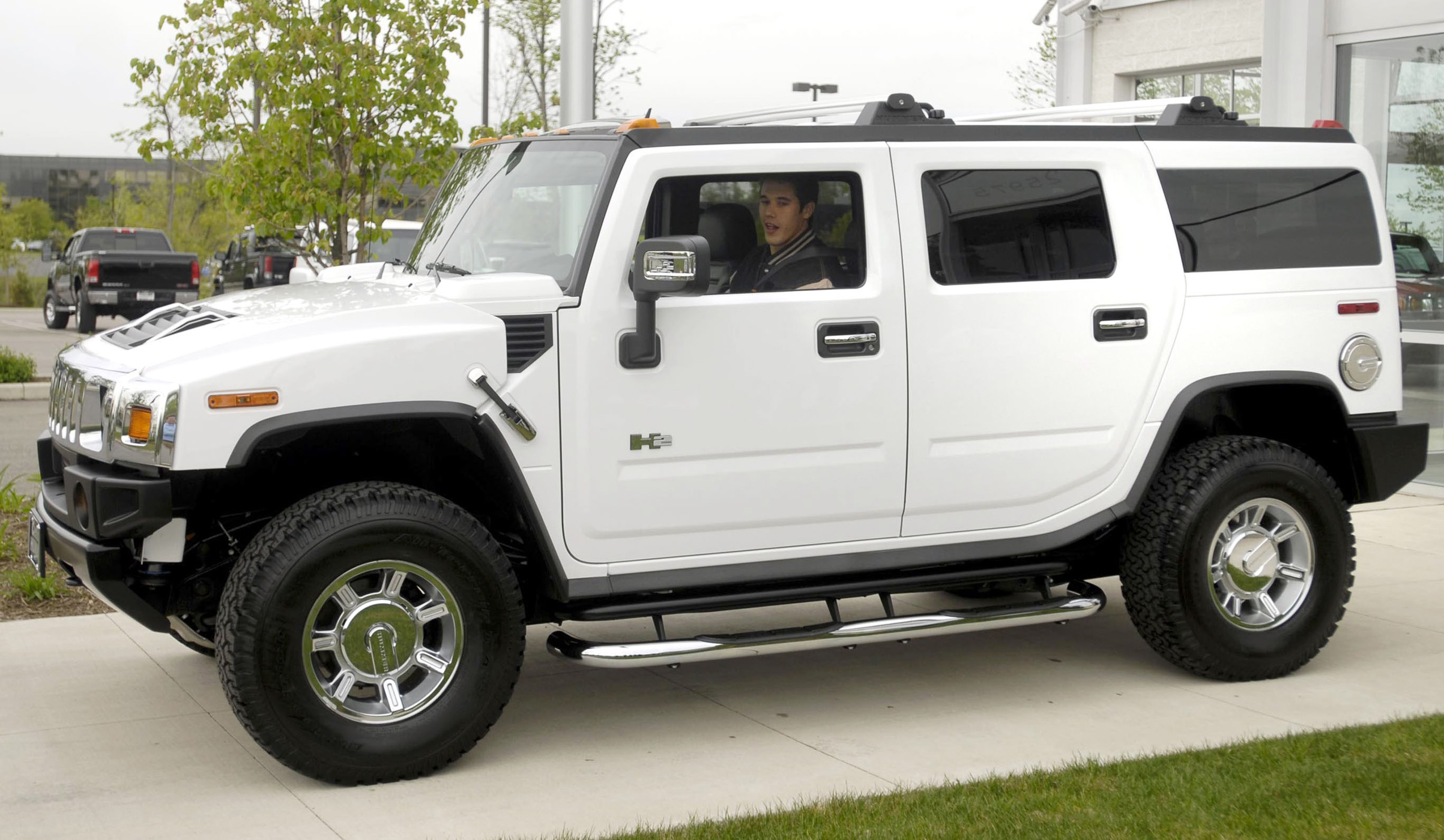 험머 H2, Hummer H2, 전장 5.2m, 전폭 2.1m, 공차중량 2.9톤, 배기량 44006000cc