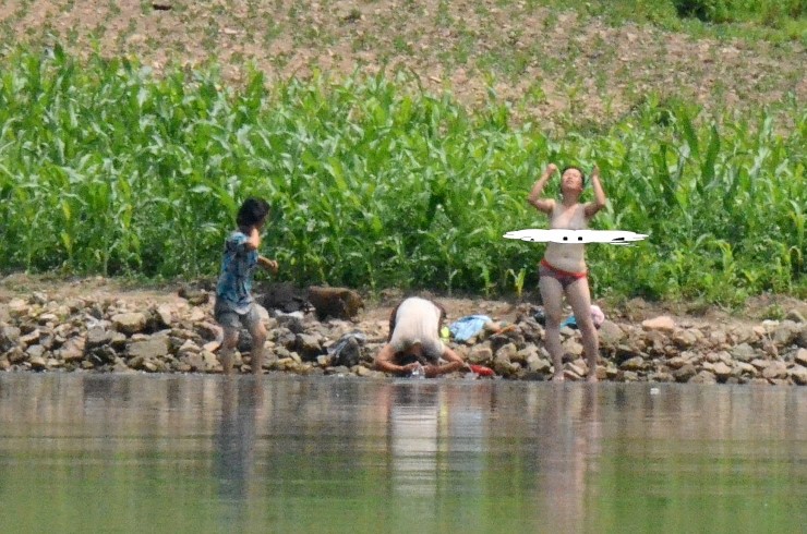[여기는 단둥⑥]홀딱 벗고 목욕하는 북한여인...그리고 군인들 : 네이버 블로그