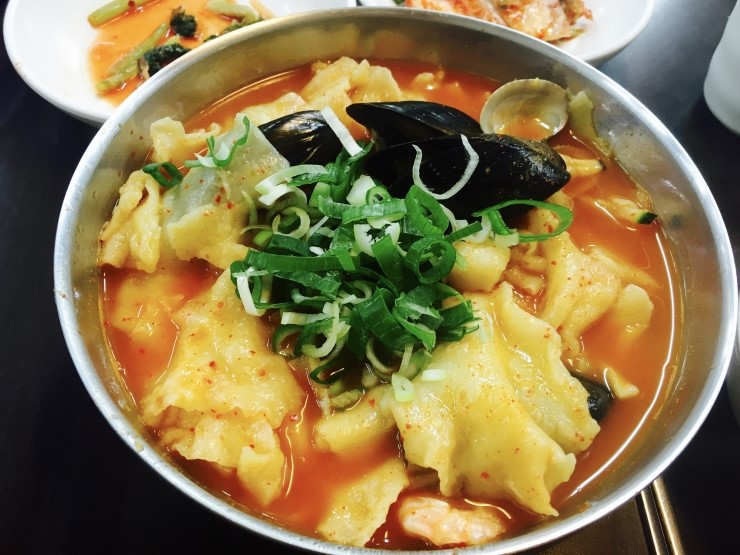 얼큰수제비해물칼국수