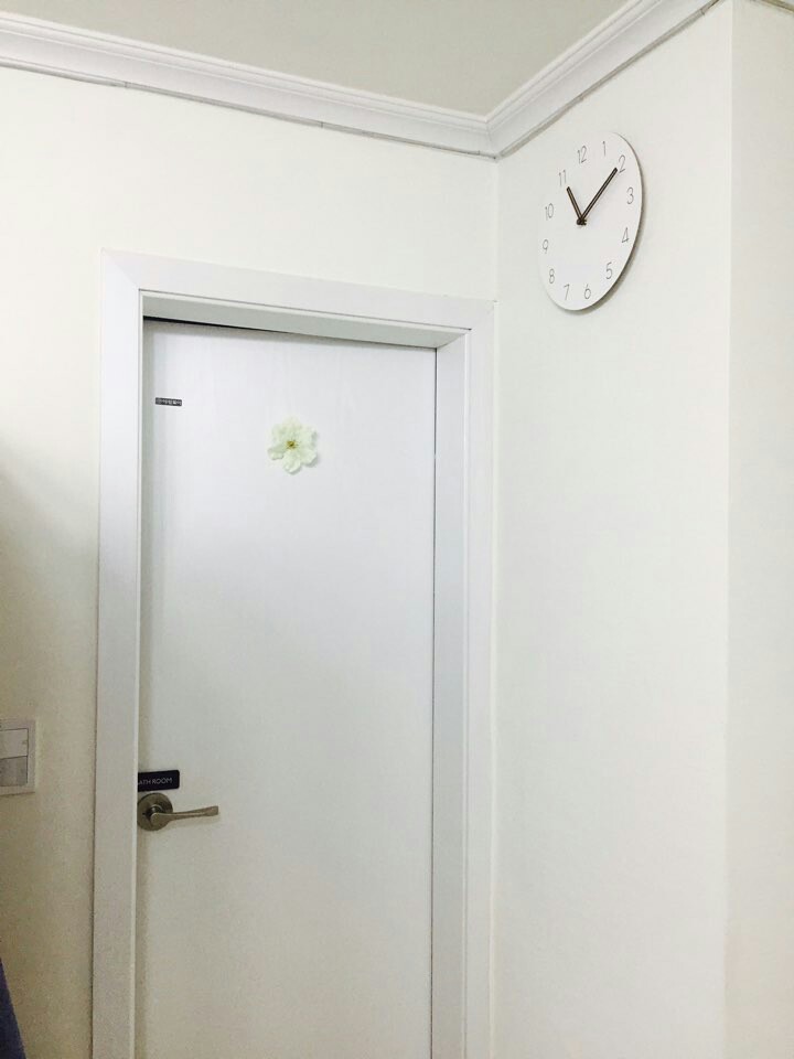 White wall interior design silent wall clock with 