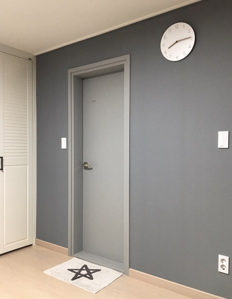 White wall interior design silent wall clock with 