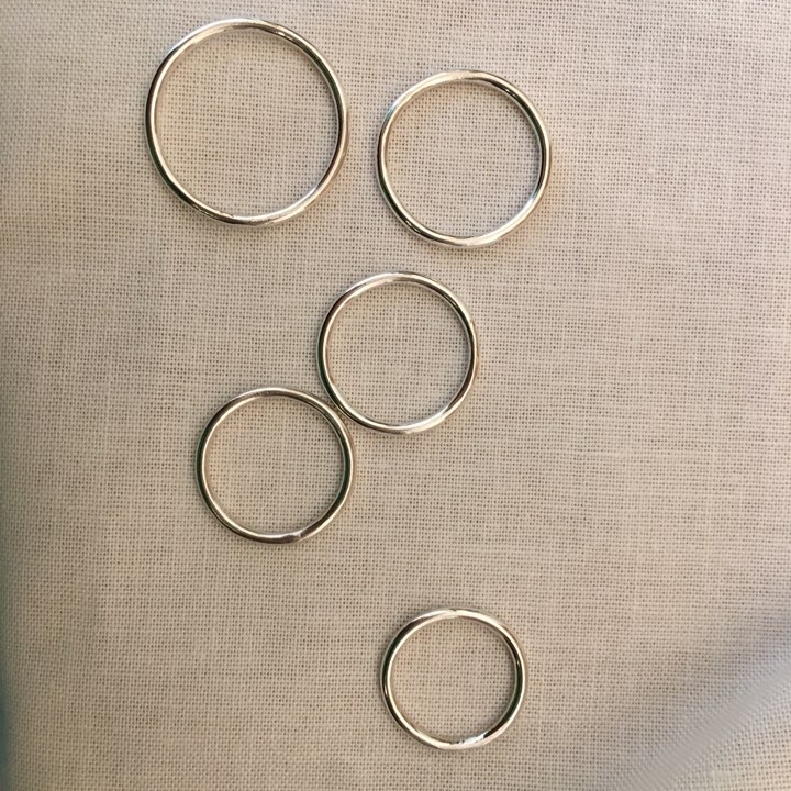 <b><p>Silver base ring 1.5mm stack thumb Snd out</p></b><b><p>シルバーの基本リング 1.5mm スタッキ 親指 説得力の ファッションの完成 ベーシックイル</p></b><br /><br /><p align='center'>