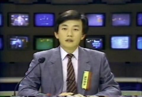 13-4_1988년_공정방송_리본을_단채_뉴스데스크를_진행한_손석희.jpg