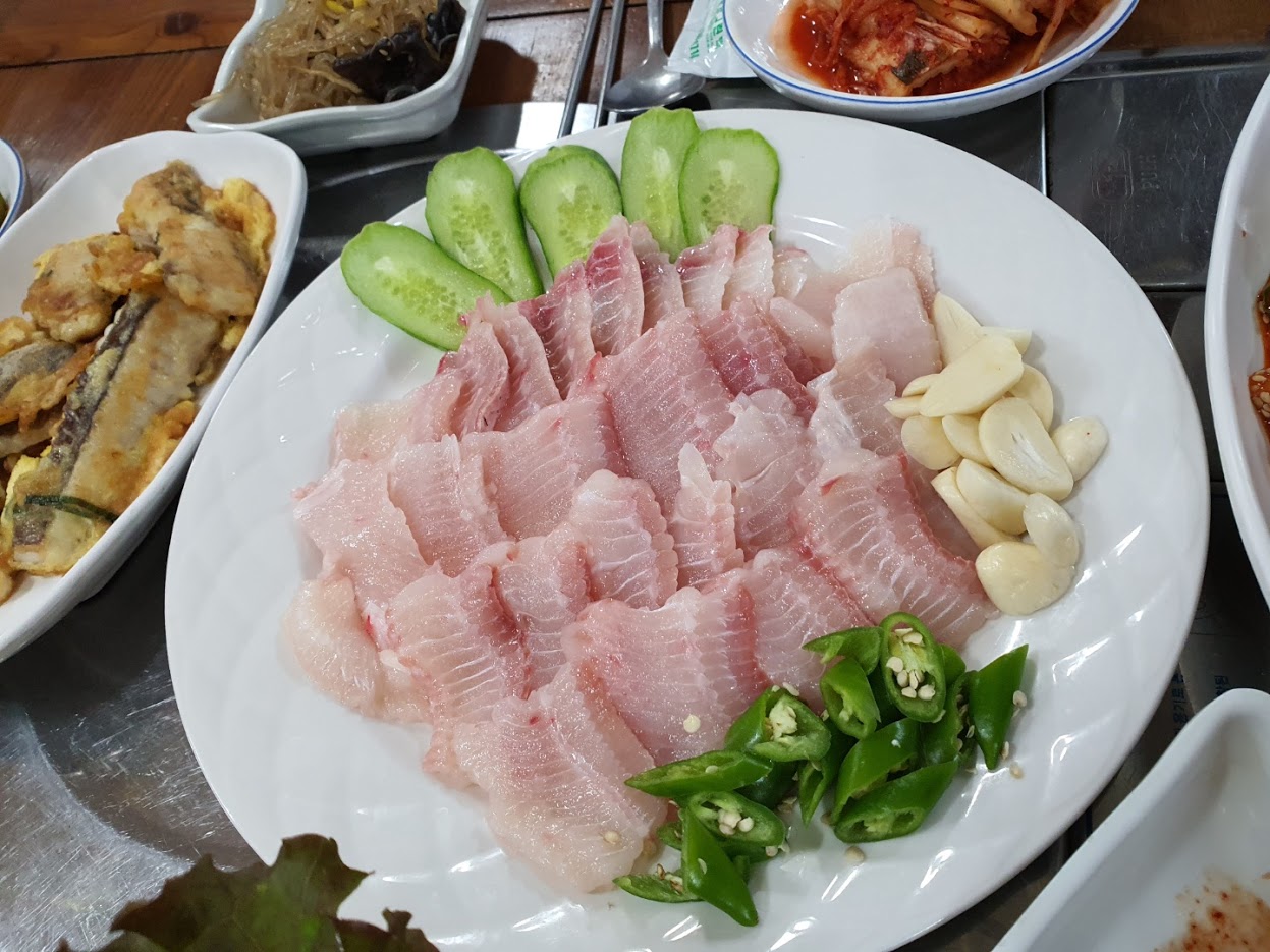 솔밭나루터펜션식당