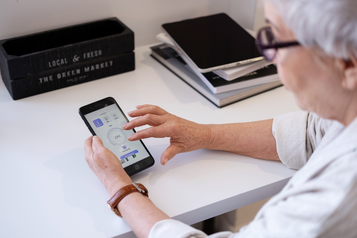 businesswoman-working-with-digital-assistant.jpg