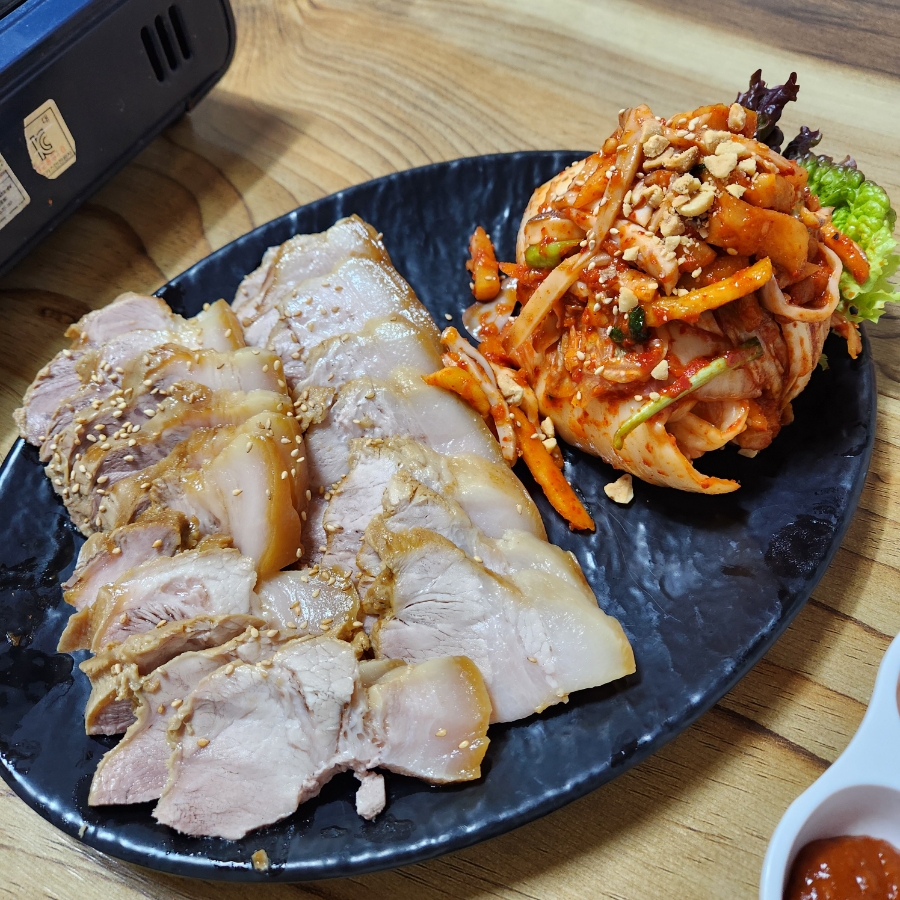 돌다리보쌈.칼국수